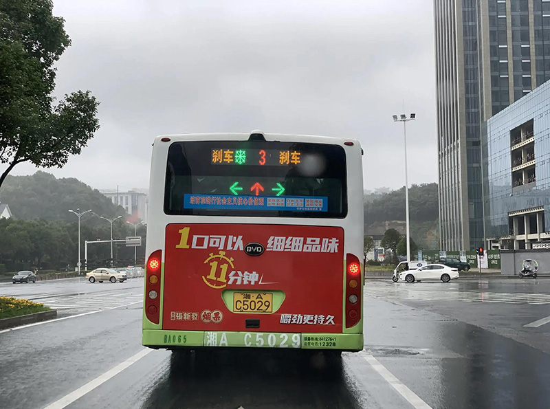 公交車后尾屏